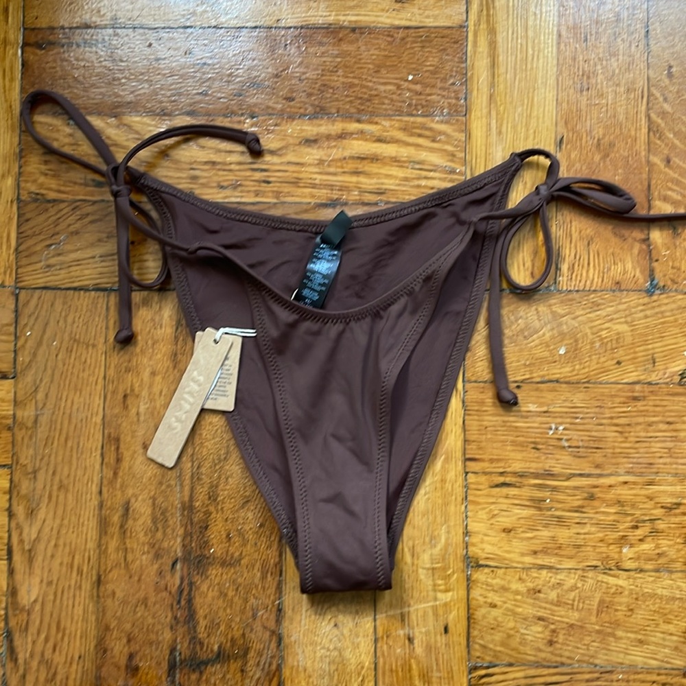 SKIMS DIPPED TIE BIKINI BOTTOM in Cocoa XS